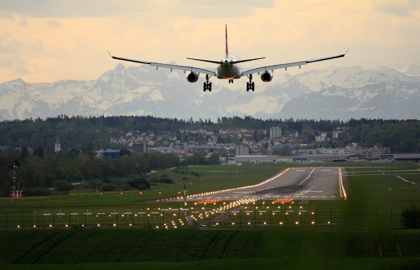 Airport and rail travel scene for an easy Haneda-side Tokyo base